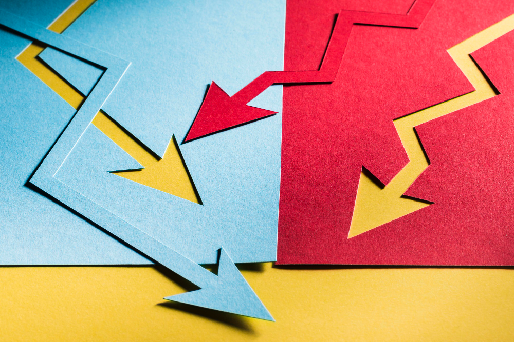 Organiser månedlige motstridende debatter om beslutningene i det forløpte kvartalet