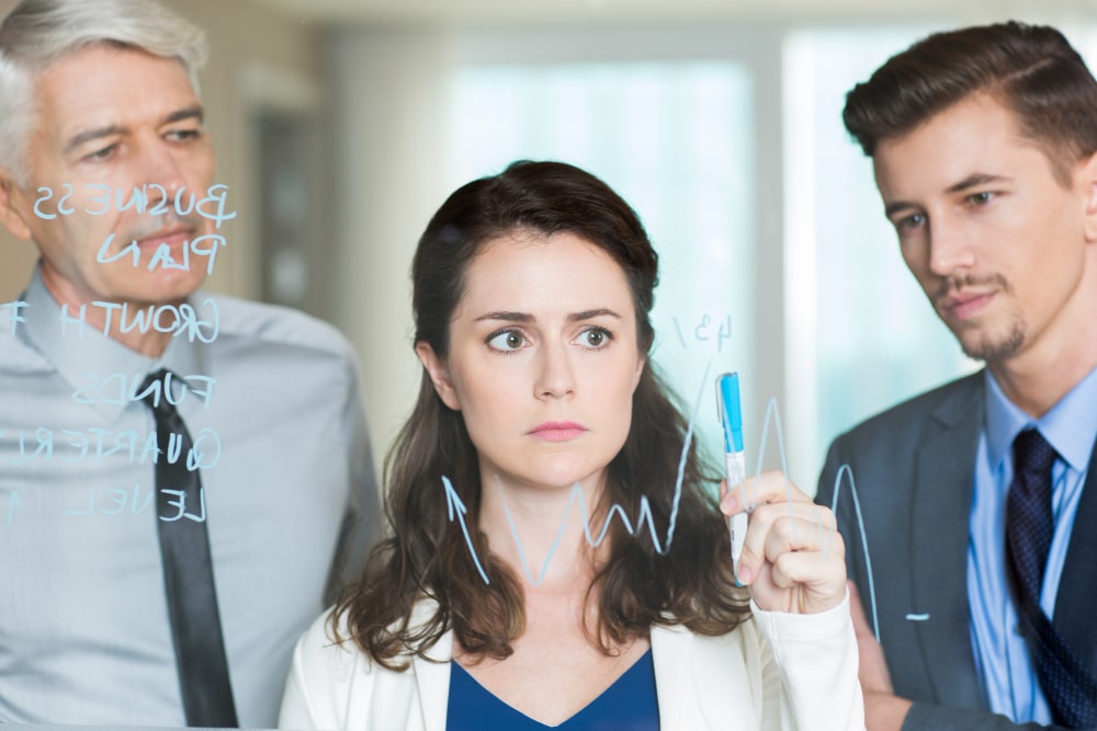 Invitere hver ansatt til å spille på nytt en strategisk avgjørelse