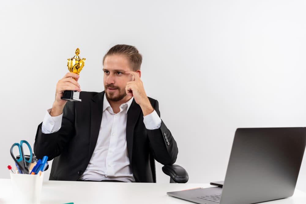 Nekte alle priser og profesjonelle trofeer: en antatt skjønnsstrategi